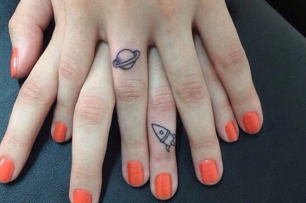 tatuajes en los dedos