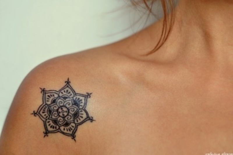 tatuajes para mujeres en el hombro
